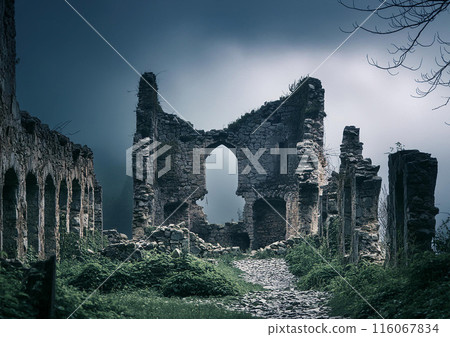 多雲的天空和破舊的老建築背景AI圖像 多雲的天空和破舊的老建築背景AI圖像 116067834