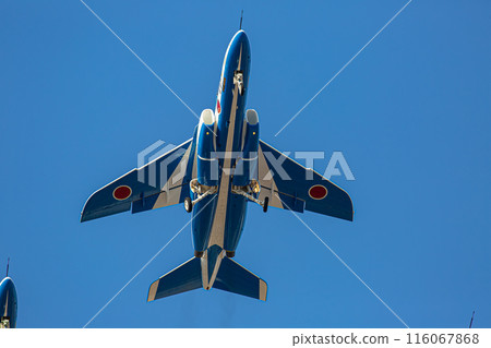 Blue impulse flying in the sky 116067868