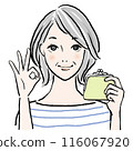 Senior woman holding a wallet, upper body 116067920