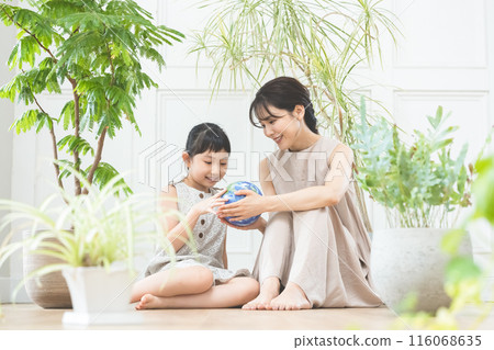 Parents and children holding the earth Environmental image Parents and children holding the earth Environmental image 116068635