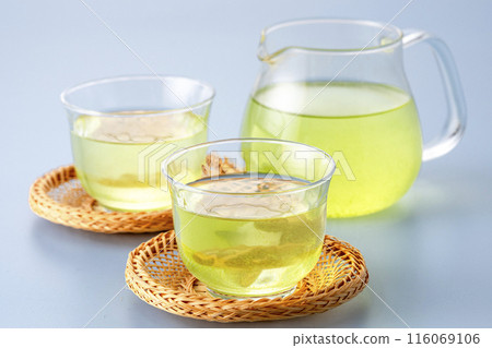 Cold green tea 116069106