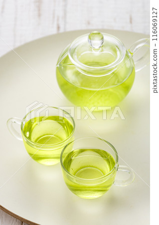 Cold green tea 116069127