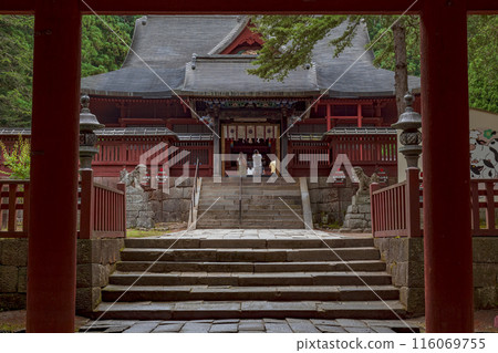 從青森岩山神社塔門看參拜殿 116069755