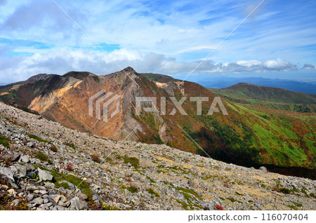 The Nasu mountain range is in the midst of autumn foliage, with a view of Mount Asahi and Mount Sanbonyari from Mount Chausu 116070404