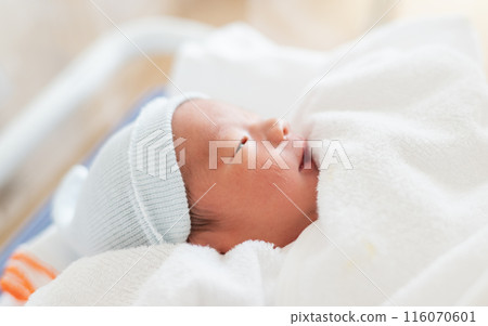 A few days old baby. Newborn 116070601