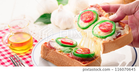 Pizza toast  116070645