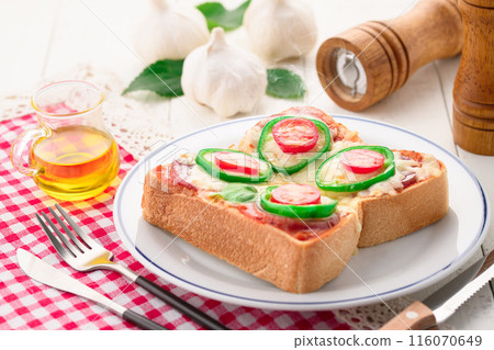 Pizza toast  116070649