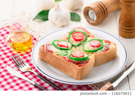 Pizza toast  116070651