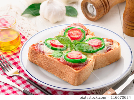 Pizza toast  116070654