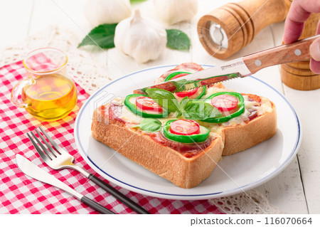 Pizza toast  116070664