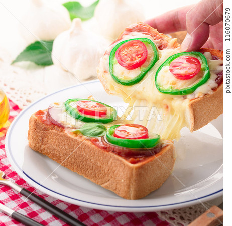 Pizza toast  116070679