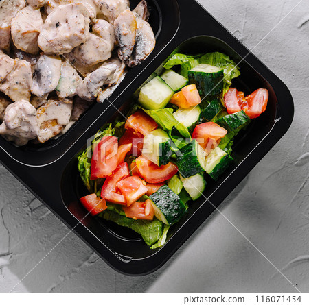 Fresh chicken and salad meal prep containers 116071454