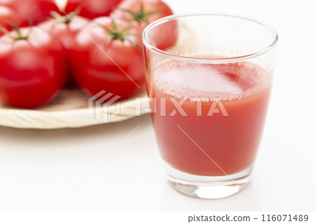 白色背景的番茄汁 116071489