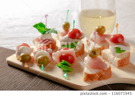 用生火腿製成的 Pintxos 116071945