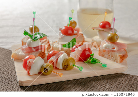 用生火腿製成的 Pintxos 116071946