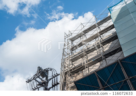 Preparation for demolition work: Removing soundproofing panels and scaffolding 116072633