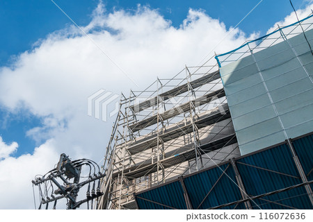 Preparation for demolition work: Removing soundproofing panels and scaffolding 116072636