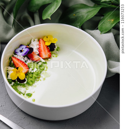 Healthy breakfast bowl with edible flowers 116073253