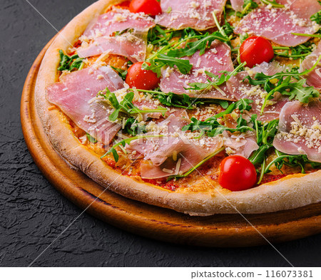 Gourmet italian pizza with prosciutto and arugula 116073381