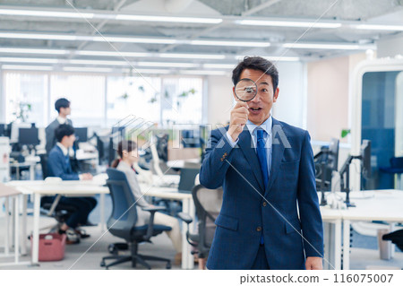 中年商人在辦公室使用放大鏡 中年商人在辦公室使用放大鏡 116075007