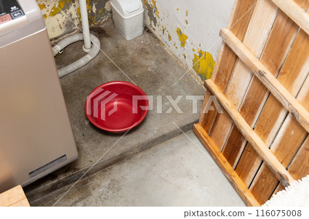 一間漏水的洗手間 — 老房子裡低窪的泥土地板 一間漏水的洗手間 — 老房子裡低窪的泥土地板 116075008