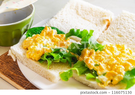 Egg sandwich making 116075130