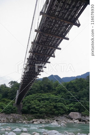 美麗的信州長野(橫跨自然豐富的木曾川的實木橋。)南木曾町重要文化財產雷丁水力發電廠的桃助橋 美麗的信州長野(橫跨自然豐富的木曾川的實木橋。)南木曾町重要文化財產雷丁水力發電廠的桃助橋 116076930