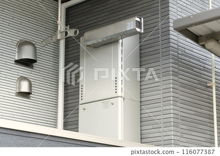 Gas water heater with exhaust cover 116077387