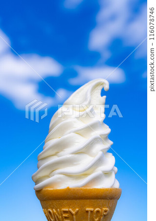 [Food ingredients] Rich soft-serve ice cream and blue sky from the plateau [Nagano Prefecture] 116078746