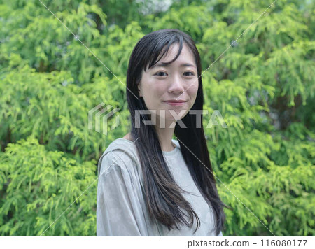Woman turning around in the greenery 116080177