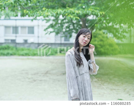 一個女人在公園散步 一個女人在公園散步 116080285