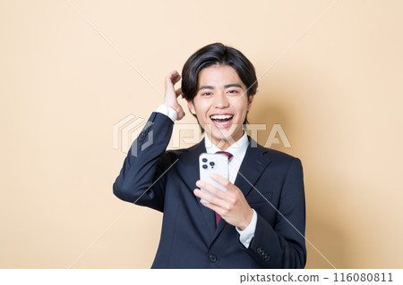 young businessman using smartphone 116080811