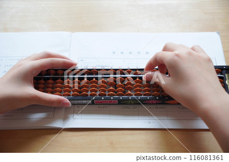 Hands using an abacus 116081361
