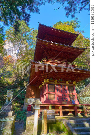 Autumn in Takasaki, Gunma Prefecture: View of the three-story pagoda (Shinto shrine) from the approach to Haruna Shrine 116082593