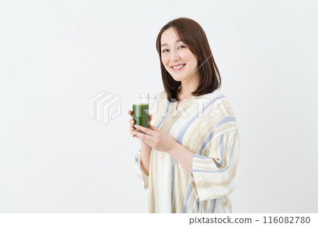 喝綠汁的中年婦女 116082780
