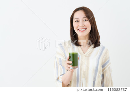 喝綠汁的中年婦女 116082787