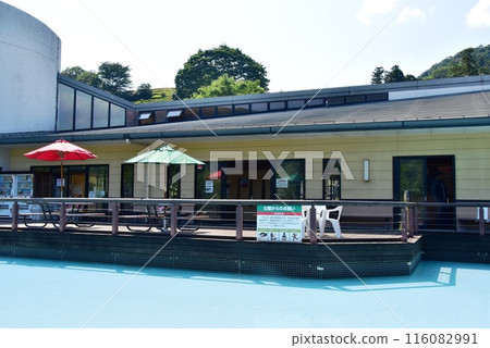 The splash pool and rest area in front of the park center at Aikawa Park, Kanagawa Prefecture 116082991