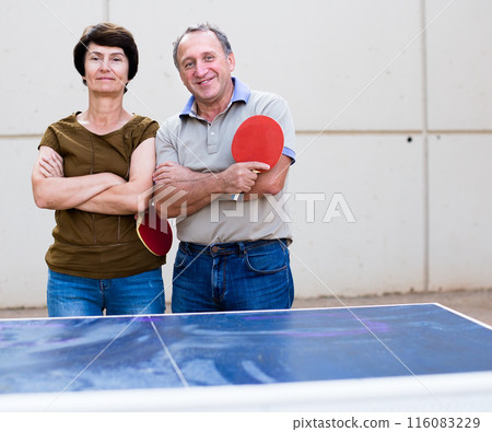 Portrait of elderly couple with rackets for table tennis 116083229