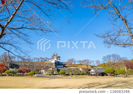 從城山公園二之丸看到的白川小峰城三重砲塔，白川小峰城遺址 116083266