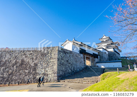 Shirakawa Komine Castle three-story turret seen from the ruins of Takenomaru. The largest turret in the center of Komine Castle. 116083279
