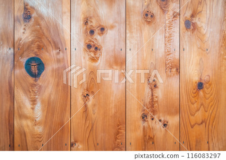 The interior of the three-story tower of Shirakawa-Komine Castle: Beautiful wood grain, knots, tree rings, and grain 116083297