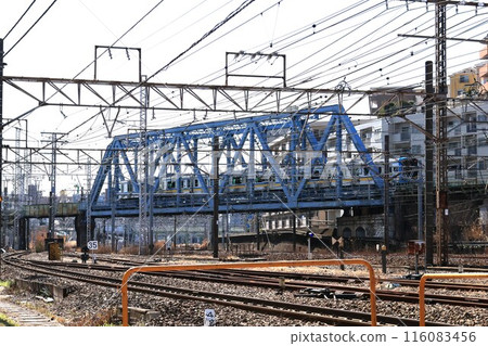 與東海道線交叉的鶴見線列車 與東海道線交叉的鶴見線列車 116083456