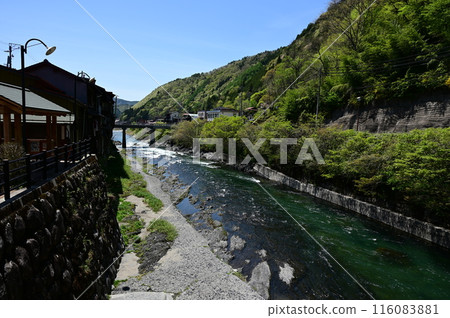 從湯人橋人行天橋看到木曾川的水流 116083881