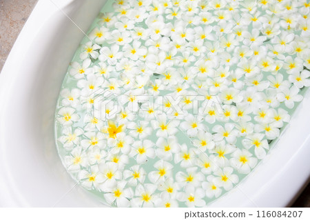 浴缸裡漂浮著黃色的花朵 116084207