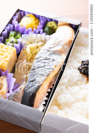 美味的烤鮭魚便當 116084860