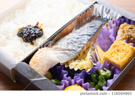 美味的烤鮭魚便當 116084865