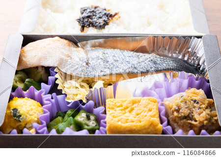 美味的烤鮭魚便當 116084866