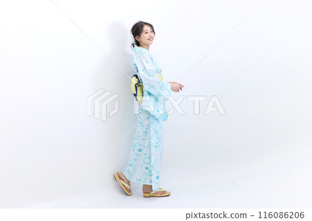 穿著浴衣的年輕女子,全身,白色背景 穿著浴衣的年輕女子,全身,白色背景 116086206