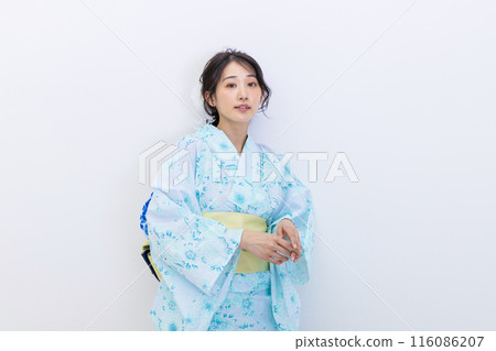 浴衣白色背景中的年輕女子 浴衣白色背景中的年輕女子 116086207