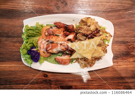 Roasted chicken meat, fried noodle and vegetable 116086464